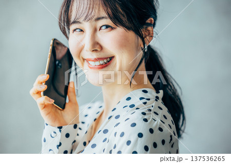 スマホを操作する若い女性 スマホを操作する若い女性 137536265