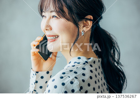 スマホを操作する若い女性 スマホを操作する若い女性 137536267