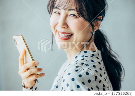 スマホを操作する若い女性 137536268