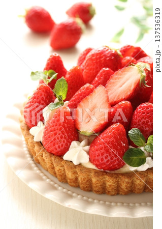完熟苺をたっぷり使ったタルト 137536319