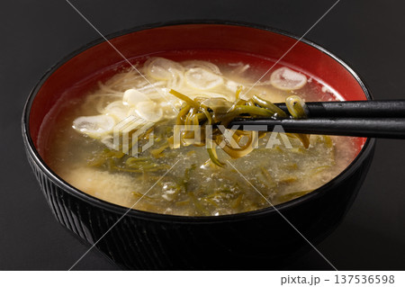 ［三陸産めかぶ］めかぶ味噌汁 137536598