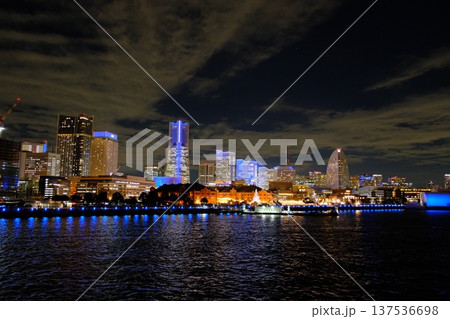 大桟橋から望む横浜港の夜景 神奈川県 大桟橋から望む横浜港の夜景 神奈川県 137536698