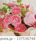 ピンクのバラの花束 137536748