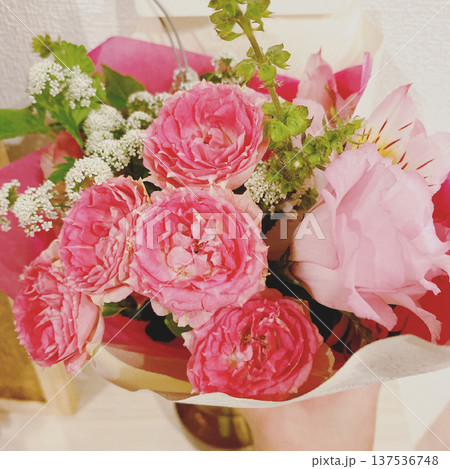 ピンクのバラの花束 ピンクのバラの花束 137536748