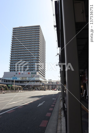 堺市堺区堺東駅前の堺市役所ビル前の高層マンション 堺市堺区堺東駅前の堺市役所ビル前の高層マンション 137536751