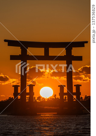 弁天島の赤鳥居に沈む夕日 弁天島の赤鳥居に沈む夕日 137536829