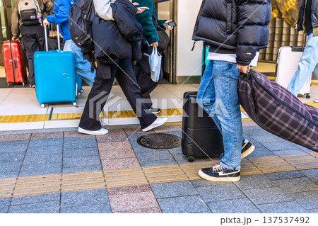 日本の東京都市景観 スーツケース…。インバウンド続く…京成上野駅に入る外国人観光客ら… 日本の東京都市景観 スーツケース…。インバウンド続く…京成上野駅に入る外国人観光客ら… 137537492