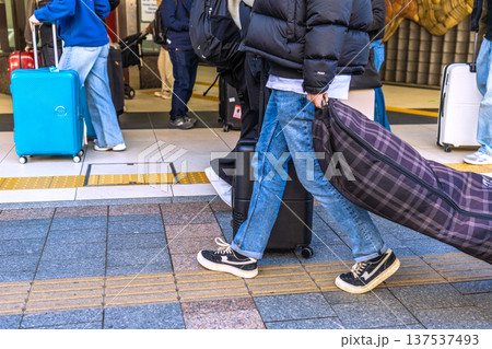 日本の東京都市景観 スーツケース…。インバウンド続く…京成上野駅に入る外国人観光客ら… 日本の東京都市景観 スーツケース…。インバウンド続く…京成上野駅に入る外国人観光客ら… 137537493