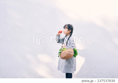 庭で野菜を持っている女の子 庭で野菜を持っている女の子 137537630