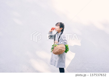 庭で野菜を持っている女の子 庭で野菜を持っている女の子 137537632