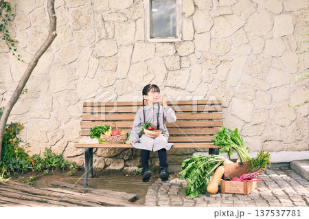 ベンチに座っている女の子と野菜 137537781