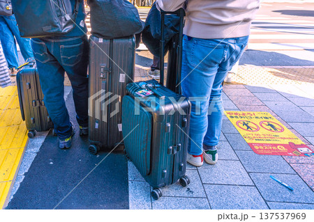 日本の東京都市景観　スーツケース…。インバウンド続く…外国人観光客らが続々…（奥はJR上野駅） 137537969