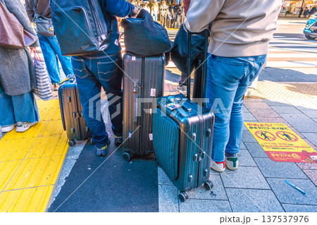日本の東京都市景観　スーツケース…。インバウンド続く…外国人観光客らが続々…（奥はJR上野駅） 137537976