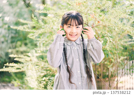 庭で野菜を持っている女の子 137538212