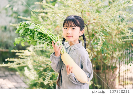 庭で大根を持っている女の子 庭で大根を持っている女の子 137538231