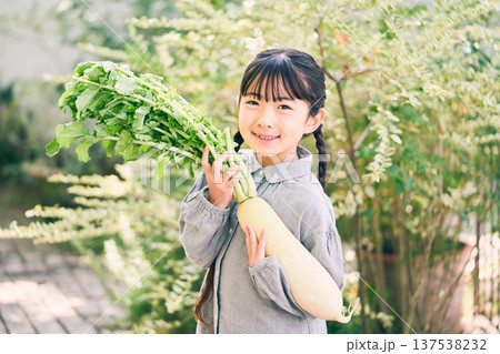 庭で大根を持っている女の子 庭で大根を持っている女の子 137538232