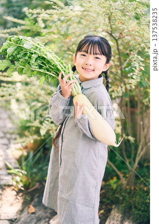 庭で大根を持っている女の子 庭で大根を持っている女の子 137538235