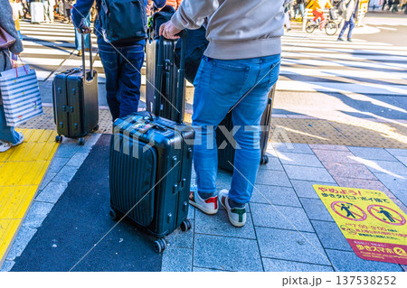 日本の東京都市景観　スーツケース…。インバウンド続く…外国人観光客らが続々…（奥はJR上野駅） 137538252