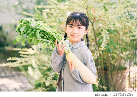 庭で大根を持っている女の子 庭で大根を持っている女の子 137538255