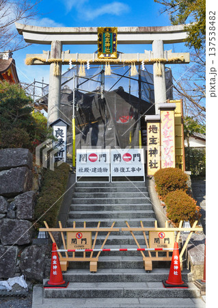 京都　閉門している地主神社（京都府京都市東山区） 137538482