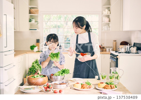 キッチンで料理をする親子 キッチンで料理をする親子 137538489
