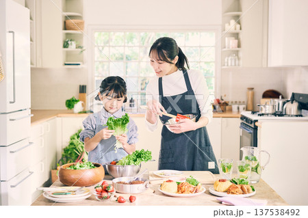 キッチンで料理をする親子 キッチンで料理をする親子 137538492