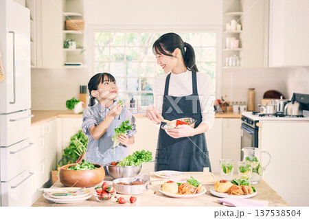 キッチンで料理をする親子 キッチンで料理をする親子 137538504