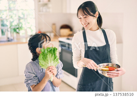 キッチンで料理をする親子 137538510