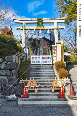 京都　閉門している地主神社（京都府京都市東山区） 137538513