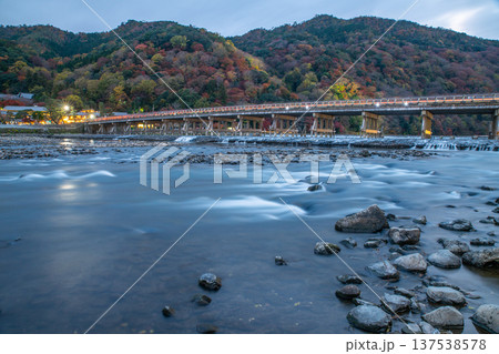 秋の夕暮れ時の嵐山渡月橋 秋の夕暮れ時の嵐山渡月橋 137538578