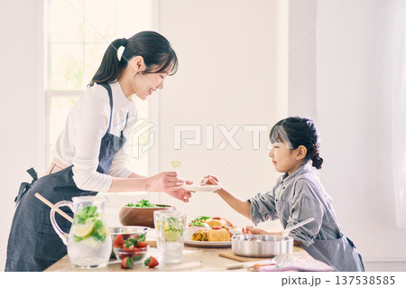食事の準備をする親子 137538585