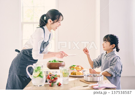 食事の準備をする親子 食事の準備をする親子 137538587