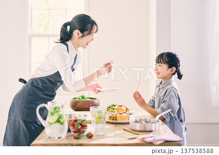 食事の準備をする親子 137538588