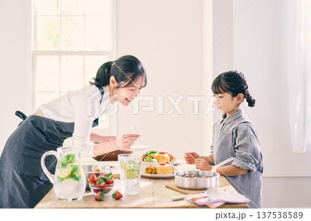 食事の準備をする親子 食事の準備をする親子 137538589