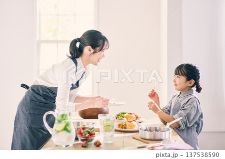 食事の準備をする親子 食事の準備をする親子 137538590