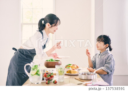 食事の準備をする親子 食事の準備をする親子 137538591