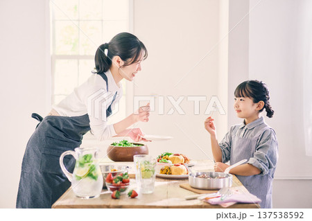 食事の準備をする親子 食事の準備をする親子 137538592