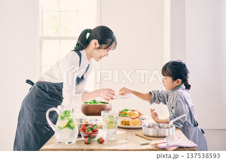 食事の準備をする親子 食事の準備をする親子 137538593