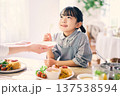 食事の手伝いをする女の子 137538594