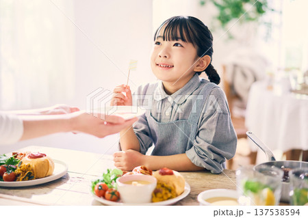食事の手伝いをする女の子 食事の手伝いをする女の子 137538594