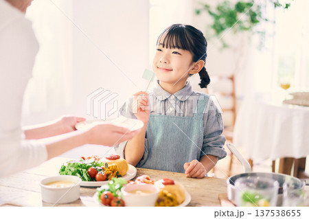 食事の手伝いをする女の子 食事の手伝いをする女の子 137538655