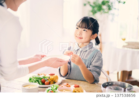 食事の手伝いをする女の子 137538656