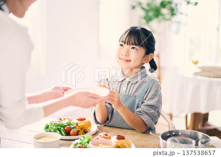 食事の手伝いをする女の子 食事の手伝いをする女の子 137538657