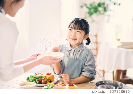 食事の手伝いをする女の子 食事の手伝いをする女の子 137538659