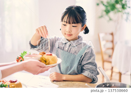 食事の手伝いをする女の子 食事の手伝いをする女の子 137538660