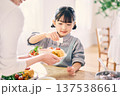 食事の手伝いをする女の子 137538661