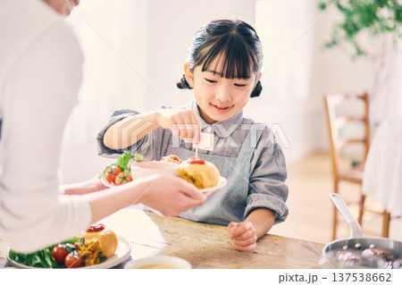 食事の手伝いをする女の子 137538662