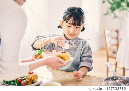 食事の手伝いをする女の子 食事の手伝いをする女の子 137538716