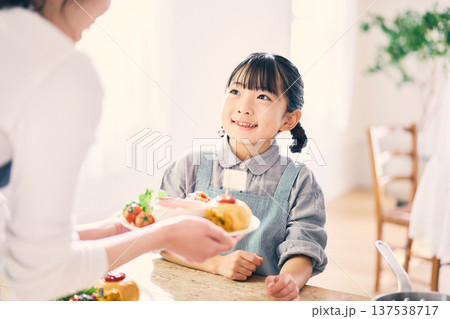 食事の手伝いをする女の子 137538717