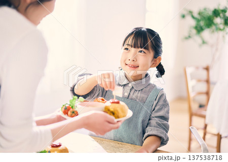 食事の手伝いをする女の子 食事の手伝いをする女の子 137538718